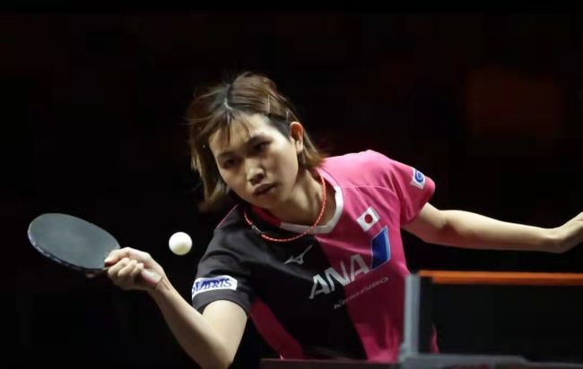 的焦点是 的焦点是