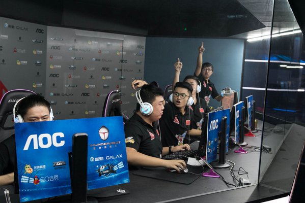 一个激动人 一个激动人